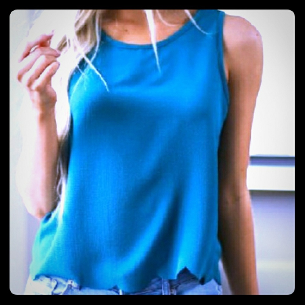 Scallop edge tank